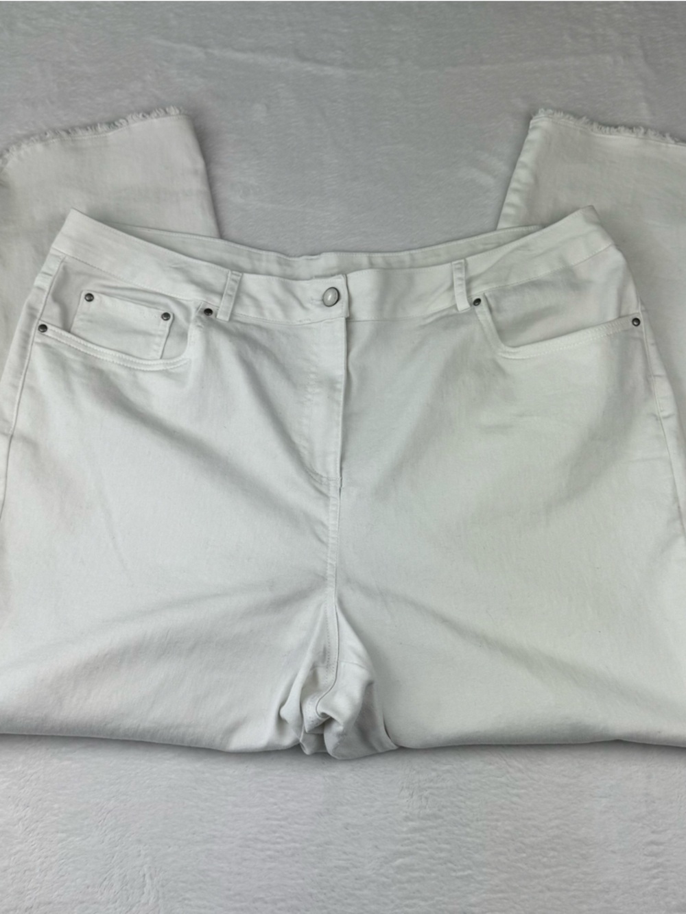 Ruby Rd Woman White Jeans with Frayed Hem Mid Rise. Maybe size 16, no size label